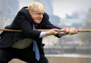 Er ist ein begnadeter Selbstdarsteller. Boris Johnson bei einem Seilziehwettbewerb der Royal Air Force im Oktober 2015 in London. (Bild: AP/Jonathan Brady)