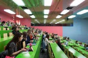 Ein Blick in einen Universitäts-Hörsaal in Zürich. (Bild: Keystone)