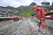 Strassensanierung beim Gruonbach in Flüelen 2009. (Bild: Urs Hanhart/Neue UZ)