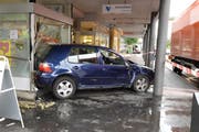 Das Auto kam erst im Schaufenster der Apotheke zum Stillstand. (Bild: Luzerner Polizei)