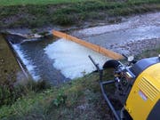 Die Feuerwehr erreichte im Bach eine Sperre. (Bild Feuerwehr Wolhusen)