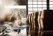 Guter schottischer Whisky reift mehrere Jahre in Eichenfässern. (Bild: Leon Harris/Getty)
