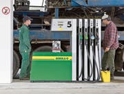 Fenaco zählt über 400 Agrola-Tankstellen schweizweit. (Bild: Martin Rütschi/Keystone (Regensdorf, 25. April 2008))
