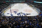 Blick in die Bossard-Arena während des Playoff-Finalspiel des EV Zug gegen den SC Bern. (Bild: Werner Schelbert (Zug, 17. April 2017))