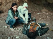 Traurig: Liz Ritschard (Delia Mayer) mit dem 16-jährigen Mordopfer Ebi in der neuen "Tatort"-Folge "Schutzlos" (Bild SRF) (Bild: SRF)