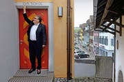 Pirmin Meier auf dem Rundgang in Beromünster: Im Haus neben dem Stiftungstheater war früher eine Schule samt Metzgerei untergebracht, wie die Inschrift «Schol» (Metzgerwaage) zeigt. (Bild Nadia Schärli)