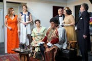 Die Zuger Spiillüüt, ein Gruppenbild aus der Produktion von 2016 «Othello darf nicht platzen» (von links): Sandra Kull, Barbara Hess, Marina Kendall, Rémy Frick, Roger Stuber, Beatriz Mondin, Erwin Egloff. (Bild PD / Graeme Ross)
