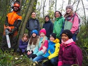 Der heutige nationale Zukunftstag stand bei der Direktion des Innern im Zeichen des Projekts «Mädchen entdecken Waldberufe». Ausgerüstet mit solidem Schuhwerk, Arbeitskleidung und Handschuhen erlebte eine Gruppe interessierter Schülerinnen einen erlebnisreichen Tag im Naturschutzgebiet Reussweiden in Unterhünenberg. Mit von der Partie: Frau Landammann Manuela Weichelt. Zusammen mit den Schülerinnen assistierte sie beim Fällen eines Baumes und ermunterte die Mädchen, bei der Berufswahl selbstbewusst und neugierig zu sein. (Bild: Direktion des Innern, Zug)