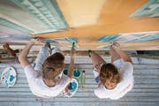 Bei den Arbeiten auf dem 20 Meter hohen Gerüst ist Fingerspitzengefühl gefragt. (Bild: Isabelle Jost (Luzern, 4. Juli 2017))