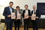 Helmut Tauber, HGV-Vizepräsident, Maria-Magdalena Kranebitter, Direktorin Hotelfachschule Bruneck, Philipp Achammer, Landesrat für deutsche Bildung und Kultur und für Integration und Timo Albiez Stv. Direktor Schweizerische Hotelfachschule Luzern SHL (von links). (Bild: PD)
