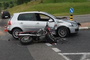 An beiden Fahrzeugen entstand durch den Zusammenstoss ein Totalschaden, schreibt die Polizei. (Bild: Zuger Polizei)