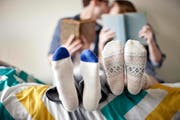 Belesenheit und Intelligenz sind sexy. Dem kann auch ein schlechter Geschmack punkto Socken nichts anhaben. (Bild: Getty)
