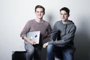 Joel André (links) und Remo Spichtig gehören zu den besten Jungprogrammierern der Schweiz. (Bild: Stefan Kaiser)