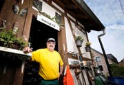 Für Walter Gretener (69) ist das Häuschen am Gleis ein Rückzugsort. (Bild Stefan Kaiser)