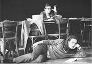Peter Stein beobachtet liegend eine Probe am Schauspielhaus Zürich 1969. (Bild: Leonard Zubler)