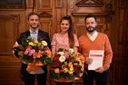 Von links nach rechts: Simon Jäggi, Rafaela Roth, Sven Broder. Da Frau Barbara Achermann nicht persönlich dabei sein konnte, wurde sie von Sven Broder, Leiter Reportagen bei annabelle, vertreten. (Bild: Matthias Käser)
