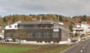 Der Unfall ist vor dem Geschäft von Andreas Glarner in Oberwil-Lieli passiert. (Bild: Google Streetview)