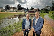 Sempach nimmt einen neuen Anlauf für ein Seehotel. Peter Eltschinger von der Remimag Gastronomie AG (links) und Stadtpräsident Franz Schwegler vor der Seevogteiwiese, wo das Hotel geplant ist. (Bild Pius Amrein)