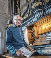 Joseph Röösli (82) bei der Orgel in der Pfarrkirche Hitzkirch. (Bild: Nadia Schärli (18. Februar 2018))