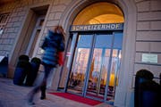 Eine Frau betritt das Hotel Schweizerhof in Luzern. (Bild: Dominik Wunderli / LZ)