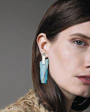 Steinige, trendy Ohrringe von Kathleen Whitaker.