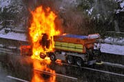 Dieser Schneepflug ist auf der Autonbahn ausgebrannt – fotografierende und filmende Gaffer haben hier unter anderem für einen Stau gesorgt. Es war in den frühen Morgenstunden mit bis zu einer Stunde Wartezeit zu rechnen. (Bild: Zuger Polizei)