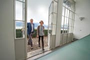 Gemeindepräsident Urs Brücker und Ruth Ruchti, Leiterin Schloss Meggenhorn, bei der Orangerie. Bild: Dominik Wunderli (Meggen, 21. Oktober 2016)