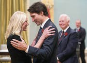 Das Kabinett : Nach seiner Wahl überraschte Justin Trudeau mit seinem Kabinett. Das 30-köpfige Regierungsteam besteht zur Hälfte aus Männern und Frauen und zum anderen aus einer Menge untypischer Vertreter. Im Kabinett finden sich ein Inuit, Sikhs, Einwanderer, Flüchtlinge. Im Bild: Trudeau mit der Umweltministerin Catherine McKenna. (Bild: AP)