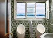 Die Fliesen in der Toilette des Hauses «Fischerstube» und der Blick auf den Chamer Kirchturm bedeuten für den Autor Heimeligkeit. (Bild Stefan Kaiser)