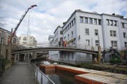 In Cham wird der Lorzensteg wieder instand gesetzt. (Bild: Maria Schmid)