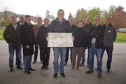 Im Bild: Vertreter von Projektsteuerungs- und Nutzergruppe vor dem Standort des neuen Schulhauses. (Bild: pd)