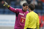 Schiedsrichter Erlachner bekommt von David Zibung was zu hören, nachdem er diesem bei seinem 300. Super League-Spiel die Rote Karte gezeigt hat. (Bild: Philipp Schmidli / Neue LZ)