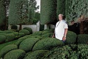 Fredi Herbert (80) im Garten seines Hauses in Rapperswil-Jona. Der frühere Ringhändler verfolgt täglich das Geschehen an den Börsen. (Bild: Nadia Schärli (23. Juli 2014))
