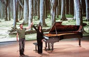 Der Fotograf Mat Hennek und die Pianistin Hélène Grimaud nach ihrer «Woodlands»-Premiere in der Elbphiharmonie Hamburg. (Bild: Claudia Höhne)