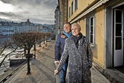 Das Pächterpaar Peter und Silvya Wiesner Joller übernimmt das Hotel/Restaurant Schiff unter der Egg in Luzern. Auf dem Bild zu sehen sind die beiden auf der Terrasse der Immobilie. (Bild: Pius Amrein (Neue LZ))