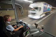 Ein Carchauffeur fährt anlässlich der gestrigen Medienführung durch den Gotthard-Strassentunnel. Ginge es nach den Befürwortern einer zweiten Röhre, würden ihm künftig keine Lastwagen im Tunnel entgegenfahren. (Bild: Keystone / Urs Flüeler)