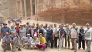 Erlebten eine 18-tägige Kreuzfahrt voller Kontraste: die Teilnehmerinnen und Teilnehmer der Leserreise vom vergangenen November. Hier posierte die Reisegruppe mit Reiseleiter Renato Probst in der Königsstadt Petra vor dem Eingang zur Schatzkammer des Pharao.