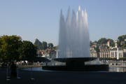 Einer der Brunnen, die saniert werden sollen, ist der Wagenbachbrunnen vor dem KKL in Luzern. (Bild: René Meier (Luzern, 1. September 2016))