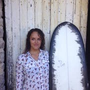 Die Französin Annabel Talouarn ist eine talentierte Surferin und begeisterte Illustratorin. (Bild: PD/Alena Ehrenbold)
