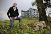 Peter Durrer vor dem Hotel Villa Honegg. (Bild: Remo Nägeli (Ennetbürgen, 29. April 2011))