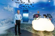 Legt das Amt des Betriebsleiters nieder und widmet sich der Forschung: Christian Marti (63) im neuen Besuchszentrum der Schweizerischen Vogelwarte in Sempach. (Bild Roger Grütter)