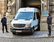 Carles Puigdemont wird im Polizeiauto zum Brüsseler Justizpalast gebracht. (Bild: Geert Vanden Wijngaert/Keystone (17. November 2017))