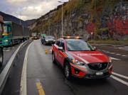 Bei der Abzweigung Richtung Morschach leitet die Feuerwehr den Verkehr um. (Bild: Geri Holdener / Bote der Urschweiz)