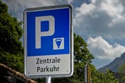 Dank den guten öV-Bedingungen müssen weniger Parkplätze zur Verfügung gestellt werden. (Symbolbild Neue LZ)