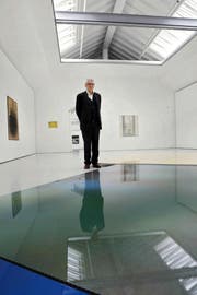 Christian Graber (im Bild) und seine Frau haben dem Kunsthaus Zug rund 170 Werke von Schobinger, Štrba und Schiess geschenkt. (Bild: Werner Schelbert)