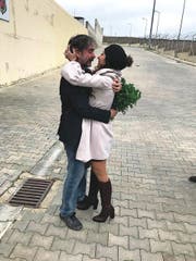 Deniz Yücel umarmt nach der Freilassung seine Frau Dilek. (Bild: Veysel Ok)
