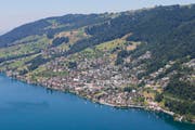 Blick aus dem Helikopter auf die Gemeinde Walchwil. (Bild Stefan Kaiser)