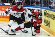 Der designierte Schweizer Leistungsträger Mark Streit (im Zweikampf mit dem Österreicher Manuel Geier) hatte Mühe mit dem Tempo und stand bei zwei Gegentreffern auf dem Eis. (Bild: EPA/Filip Singer)