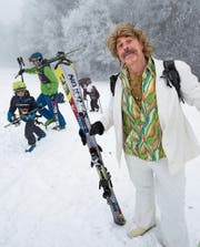 Von links oben im Uhrzeigersinn: Jung und Alt warten auf ihren Einsatz am Plauschrennen in Herlisberg. Auch Viktor Giacobbos Figur Harry Hasler ist mit von der Partie. Während die Skifahrer starten, bibbern die Zuschauer in der Kälte. (Bild: Eveline Beerkircher (Herlisberg, 22. Januar 2017))