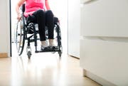 Eine Frau im Rollstuhl in ihrer Wohnung. Für die Nidwaldner Regierung ist klar: «Nicht jedes Bedürfnis, sei es noch so berechtigt, soll per Gesetz geregelt werden.» (Archivbild Neue NZ)